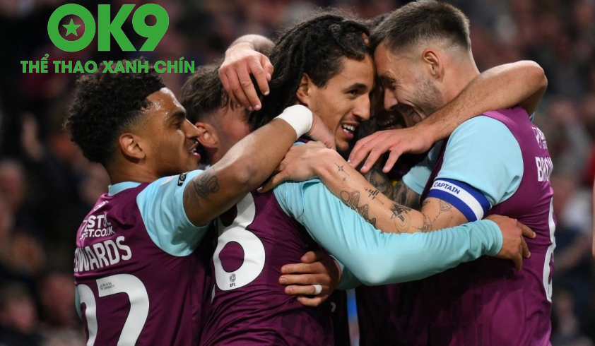 Burnleys có cùng số điểm với Leeds, song xếp sau do thua hiệu số Burnleys có cùng số điểm với Leeds, song xếp sau do thua hiệu số